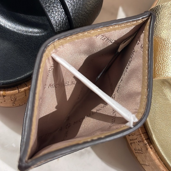 MICHAEL KORS
Reed Large Pebbled Leather Card Holder Case
Camel 
NWT - Picture 9 of 16